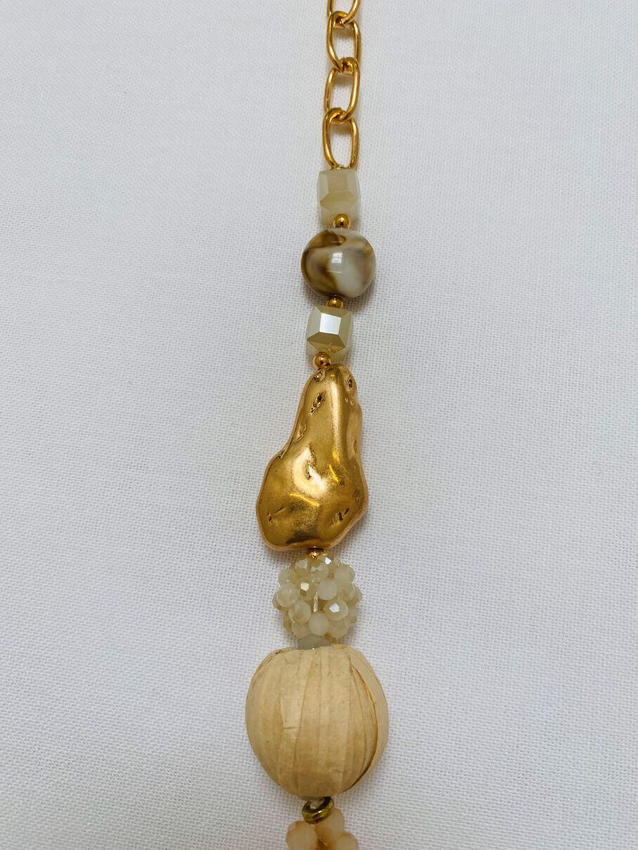Lange goldene Halskette mit beigefarbenen Anhängern
