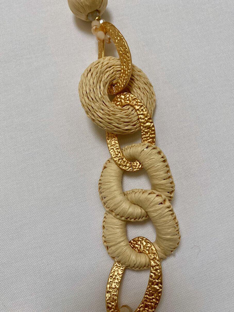 Lange goldene Halskette mit beigefarbenen Anhängern