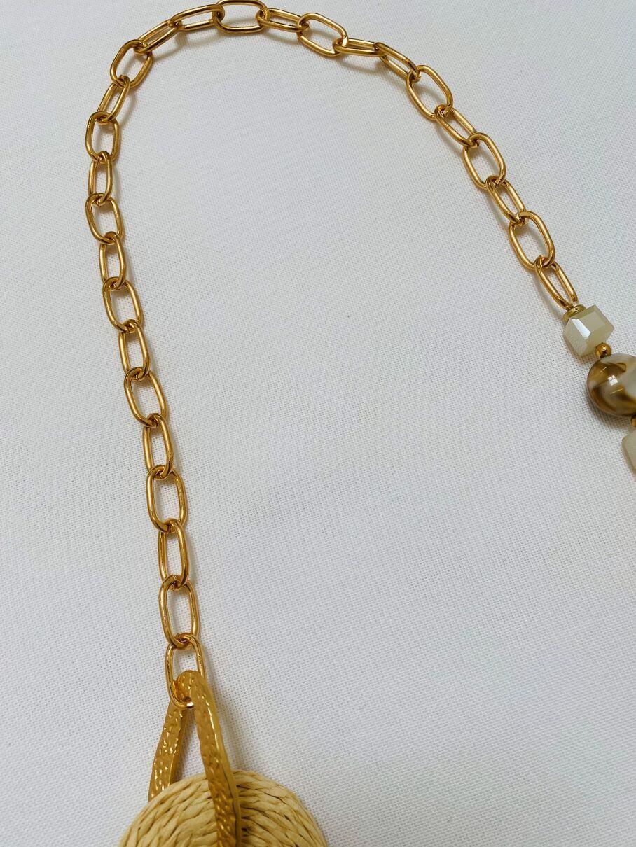 Lange goldene Halskette mit beigefarbenen Anhängern