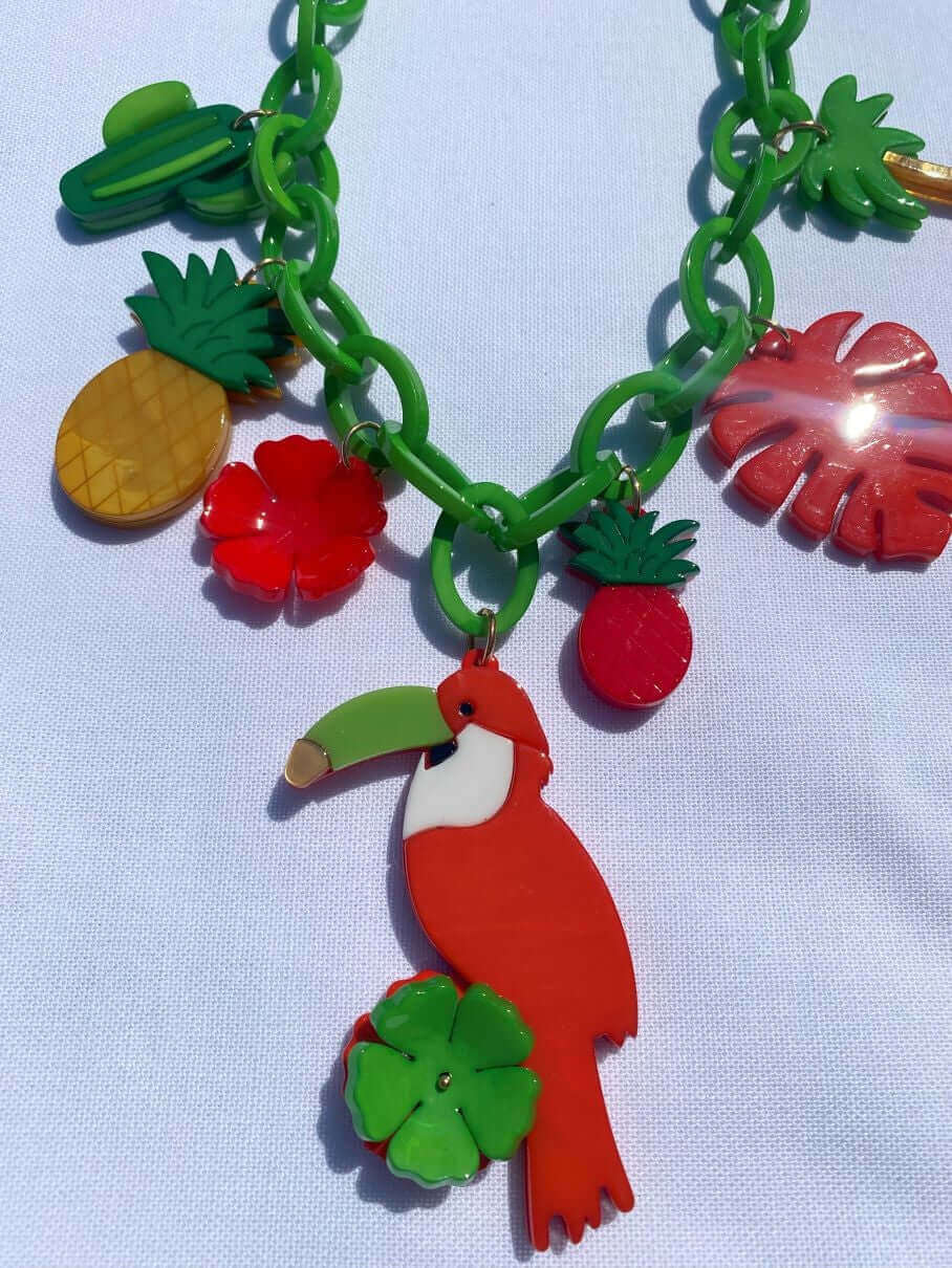 Grüne Plastikkette mit sommerlichen Anhängern