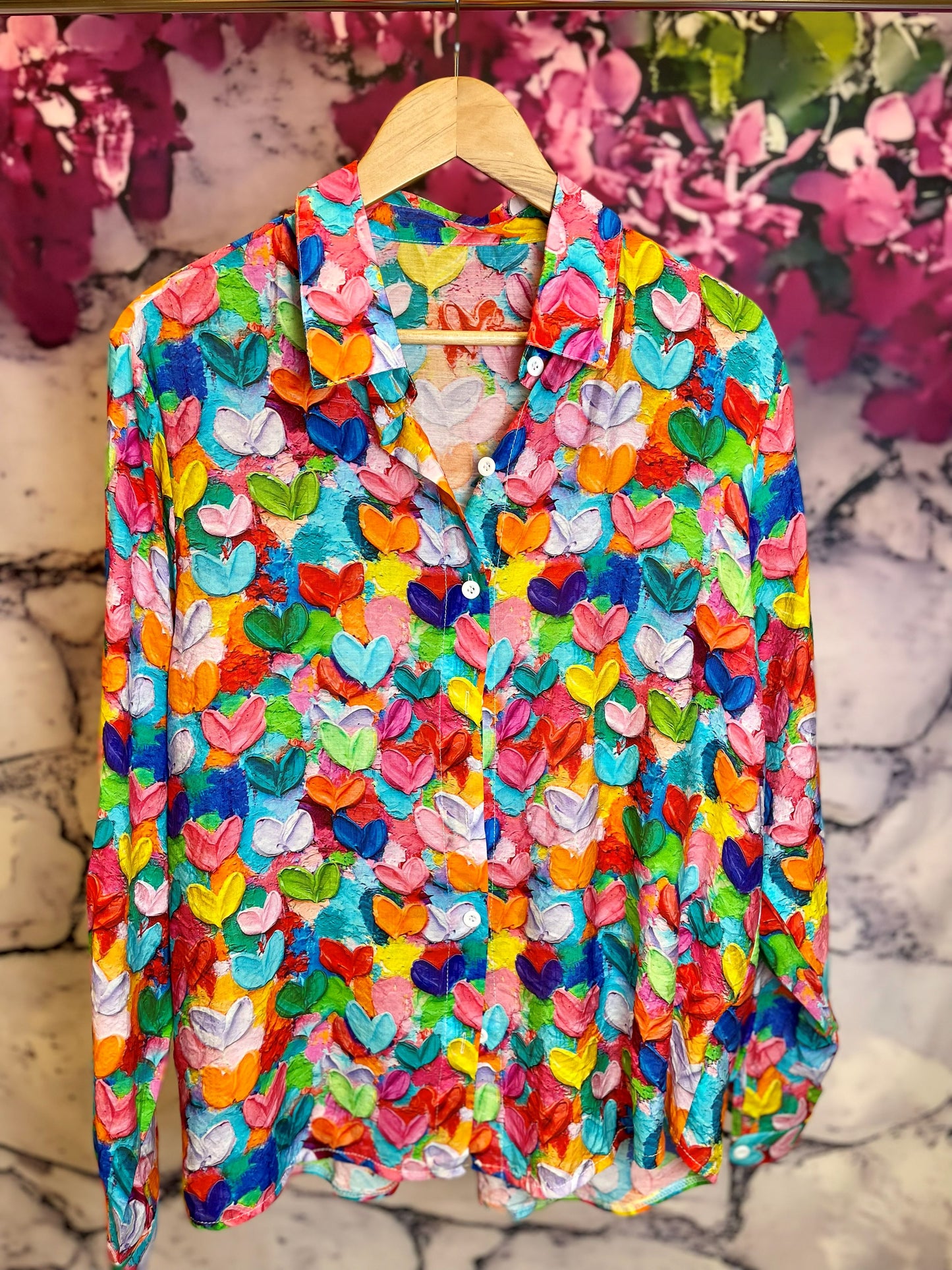 Damenbluse mit bunten Herzen