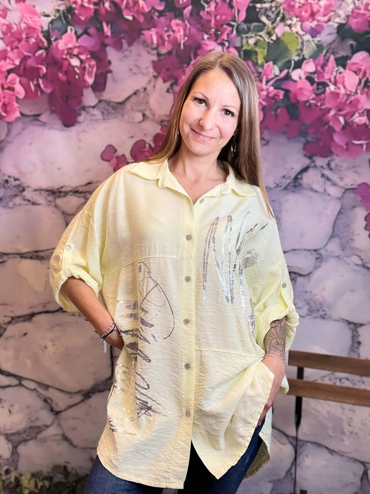 Lange Hemdbluse mit silbernem Print - Oversized
