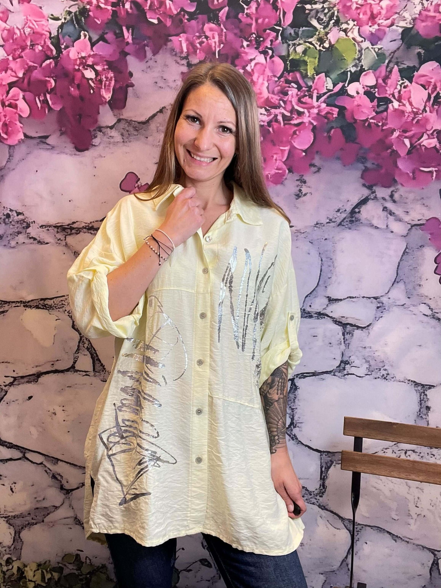Lange Hemdbluse mit silbernem Print - Oversized