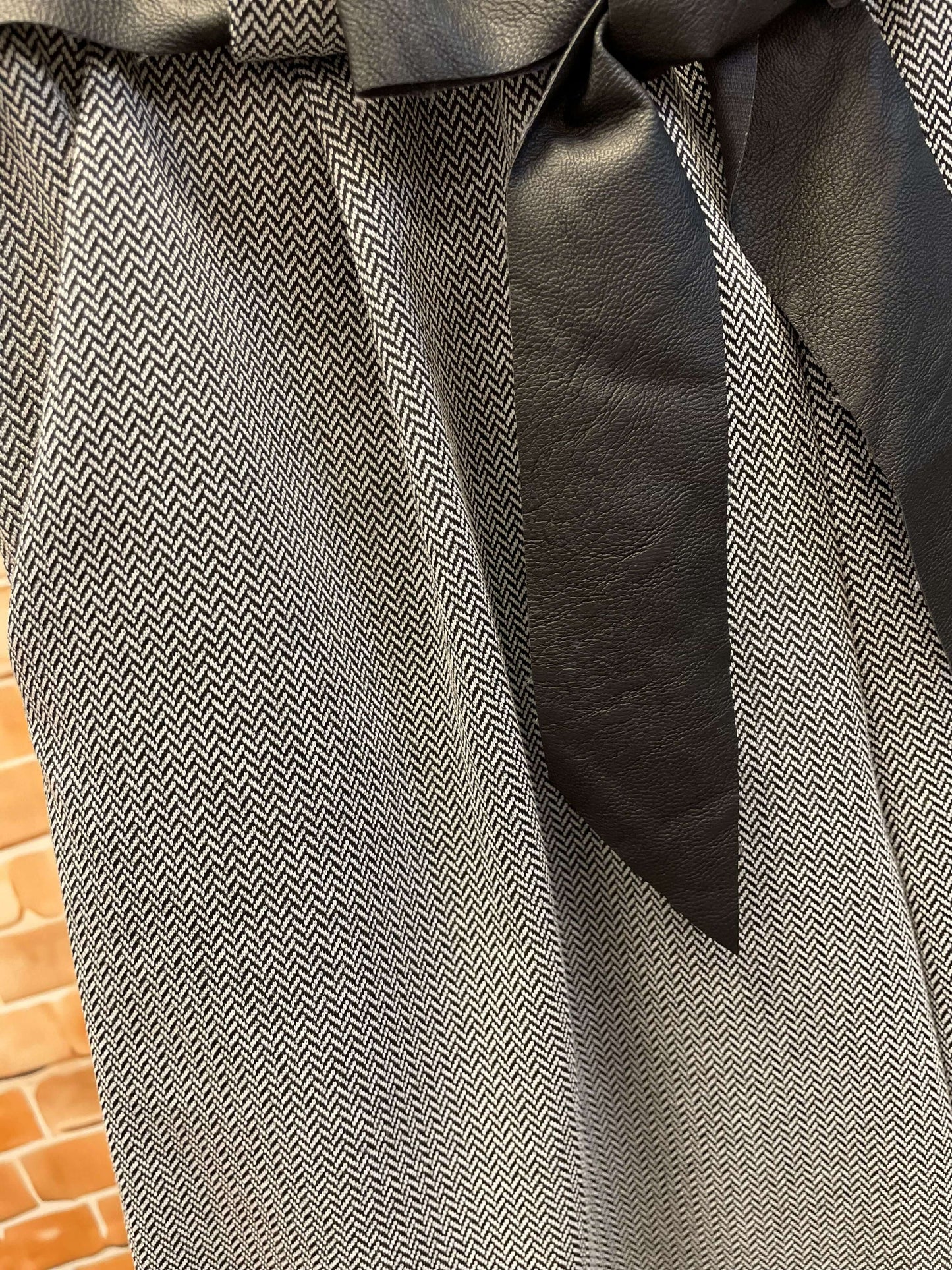 Grau-Schwarz gemusterte Stoffhose - Weites Bein