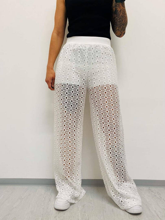 Lange weiße Hose mit durchsichtigem Bein