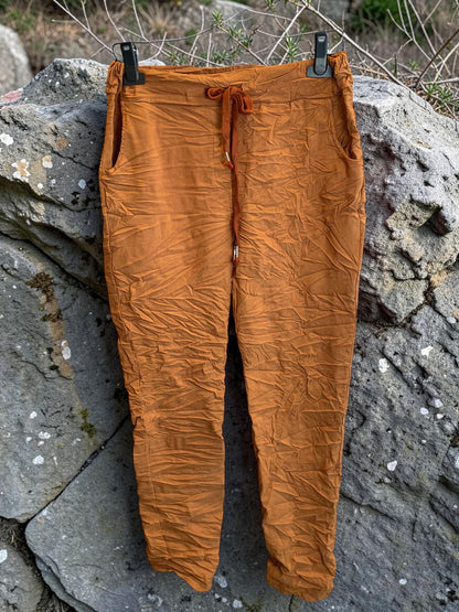 Einfarbige italienische Schlupfhosen - Knitterlook