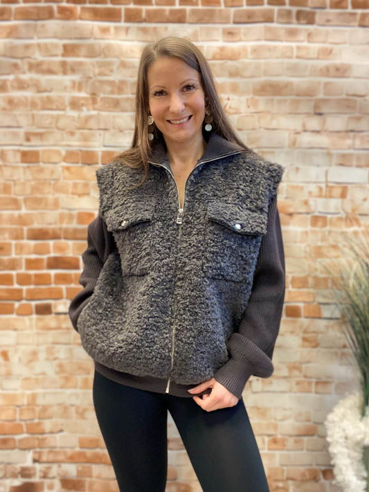Graue Teddyfell Jacke mit Strickärmeln
