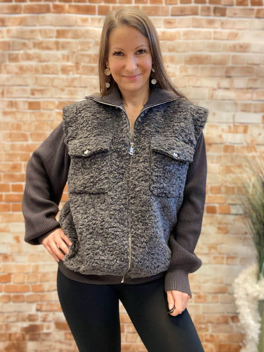 Graue Teddyfell Jacke mit Strickärmeln
