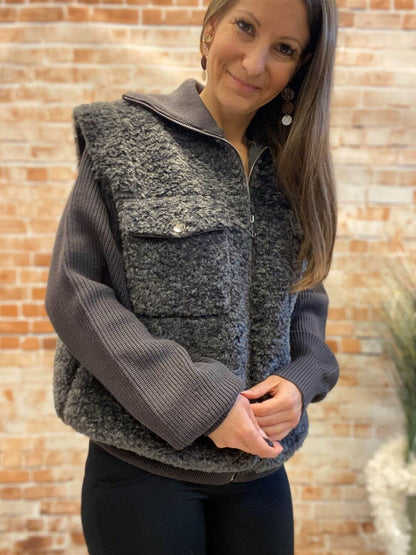 Graue Teddyfell Jacke mit Strickärmeln