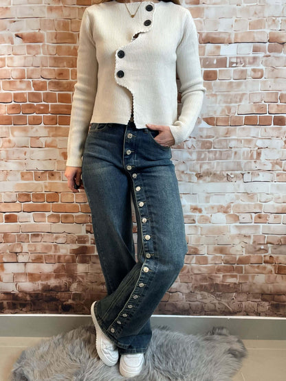 Blaue weite Jeans mit langer Knopfleiste