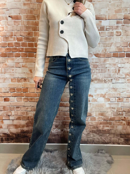 Blaue weite Jeans mit langer Knopfleiste