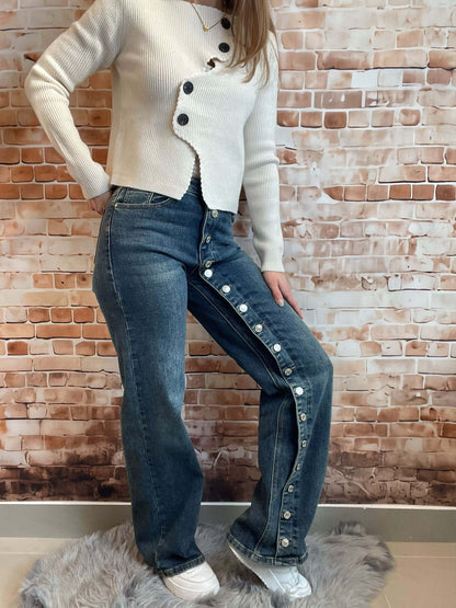Blaue weite Jeans mit langer Knopfleiste