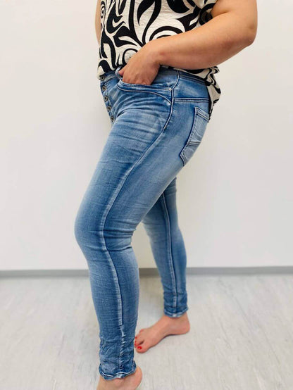 Helle Jeans mit Knöpfen