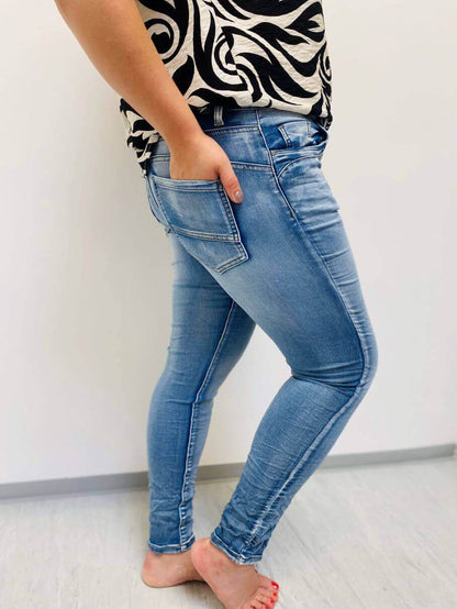 Helle Jeans mit Knöpfen