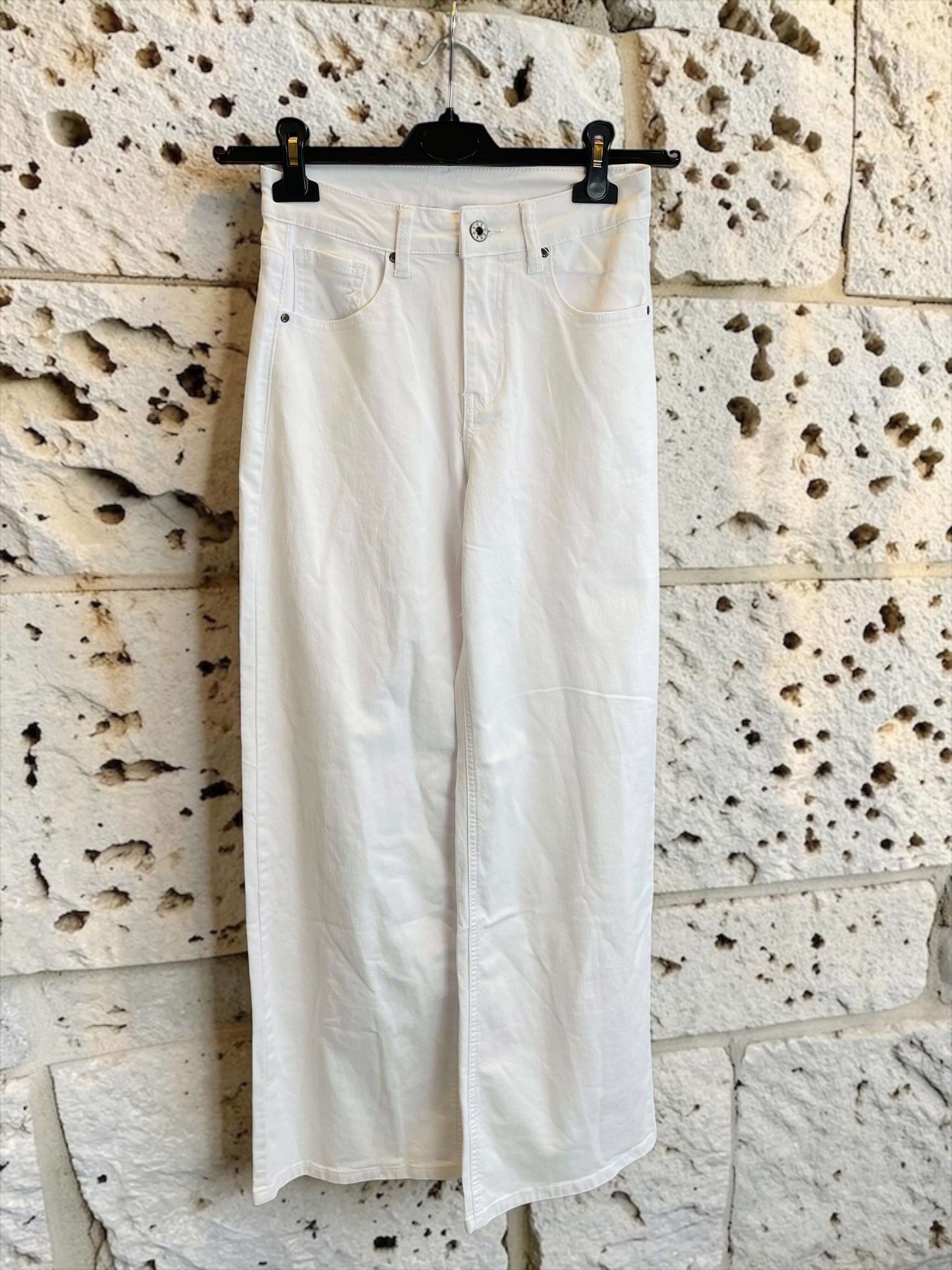 Weiße High-Waist-Wide-Leg-Jeans mit Zippverschluss
