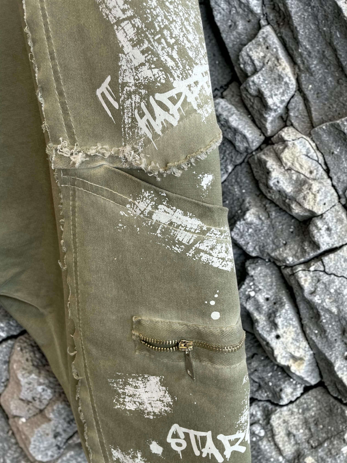 Lässige Jogginghose mit tiefem Schritt "Graffiti"