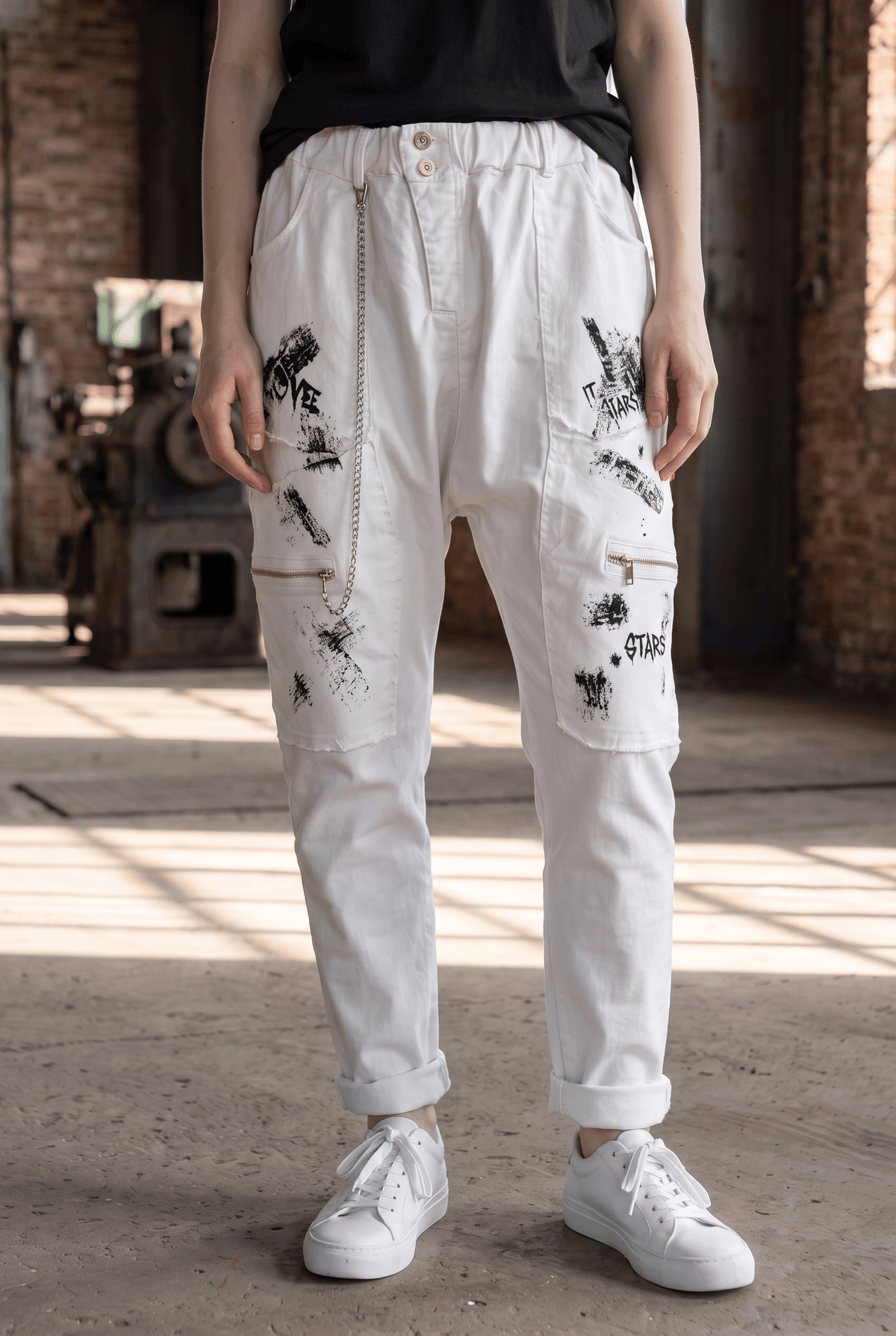 Lässige Jogginghose mit tiefem Schritt "Graffiti"