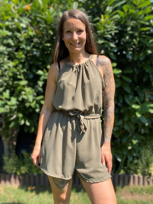 Kurzer ärmelloser Jumpsuit mit Neckholder