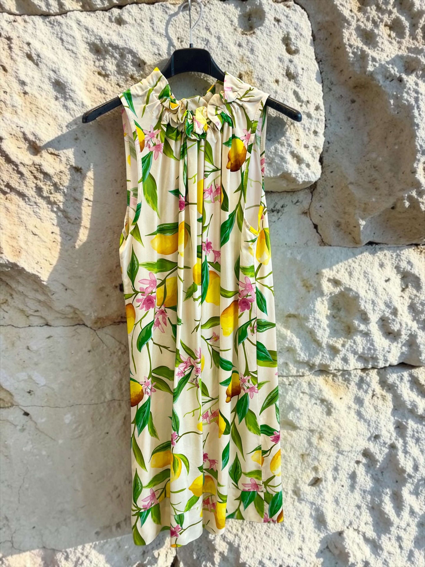 Buntes ärmelloses Kleid aus Viskose - knielang