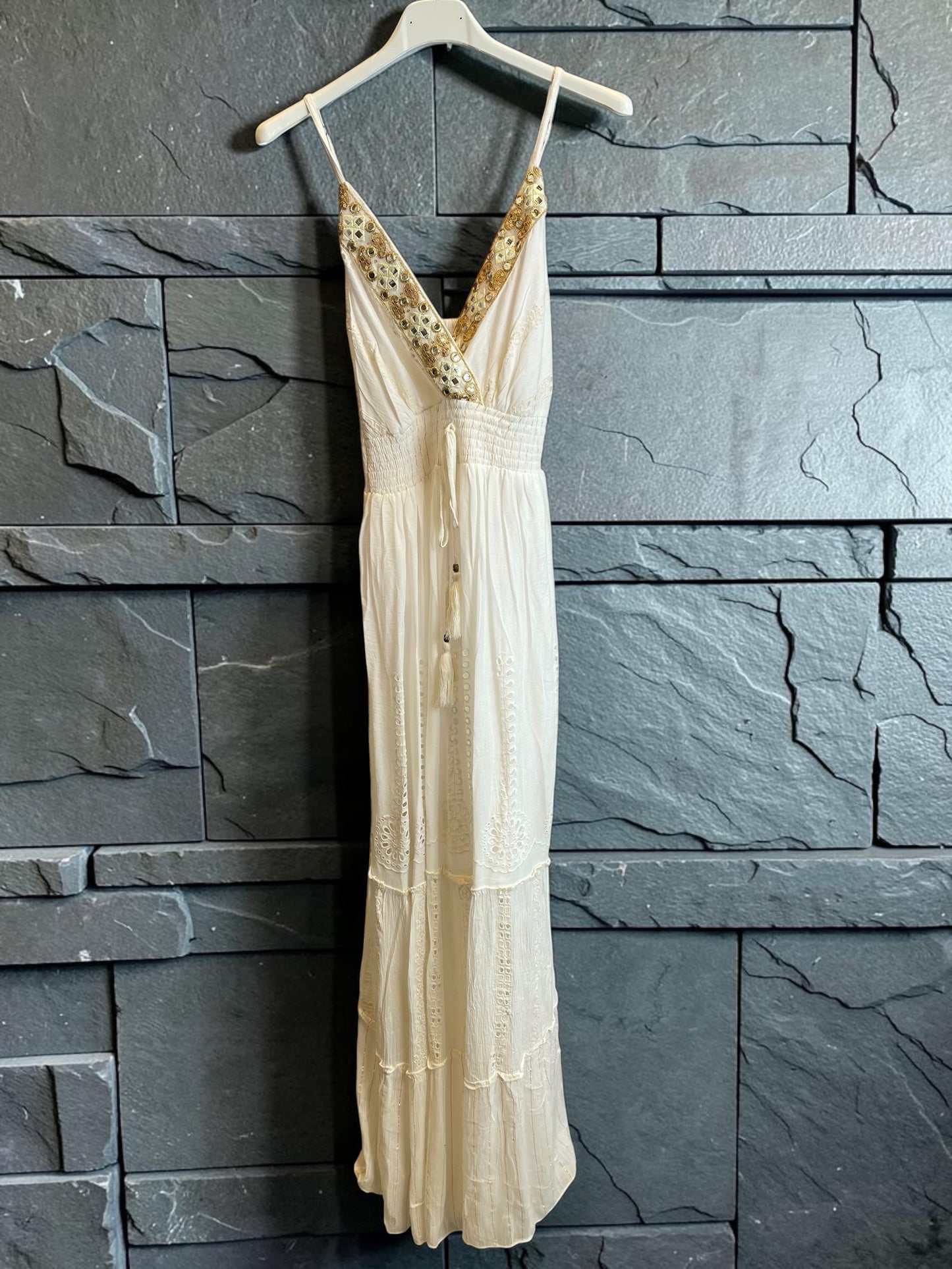 Bodenlanges Boho-Kleid mit Spaghettiträgern und Goldfäden