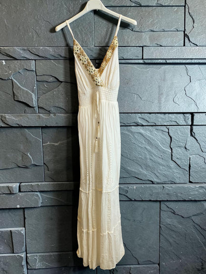 Bodenlanges Boho-Kleid mit Spaghettiträgern und Goldfäden
