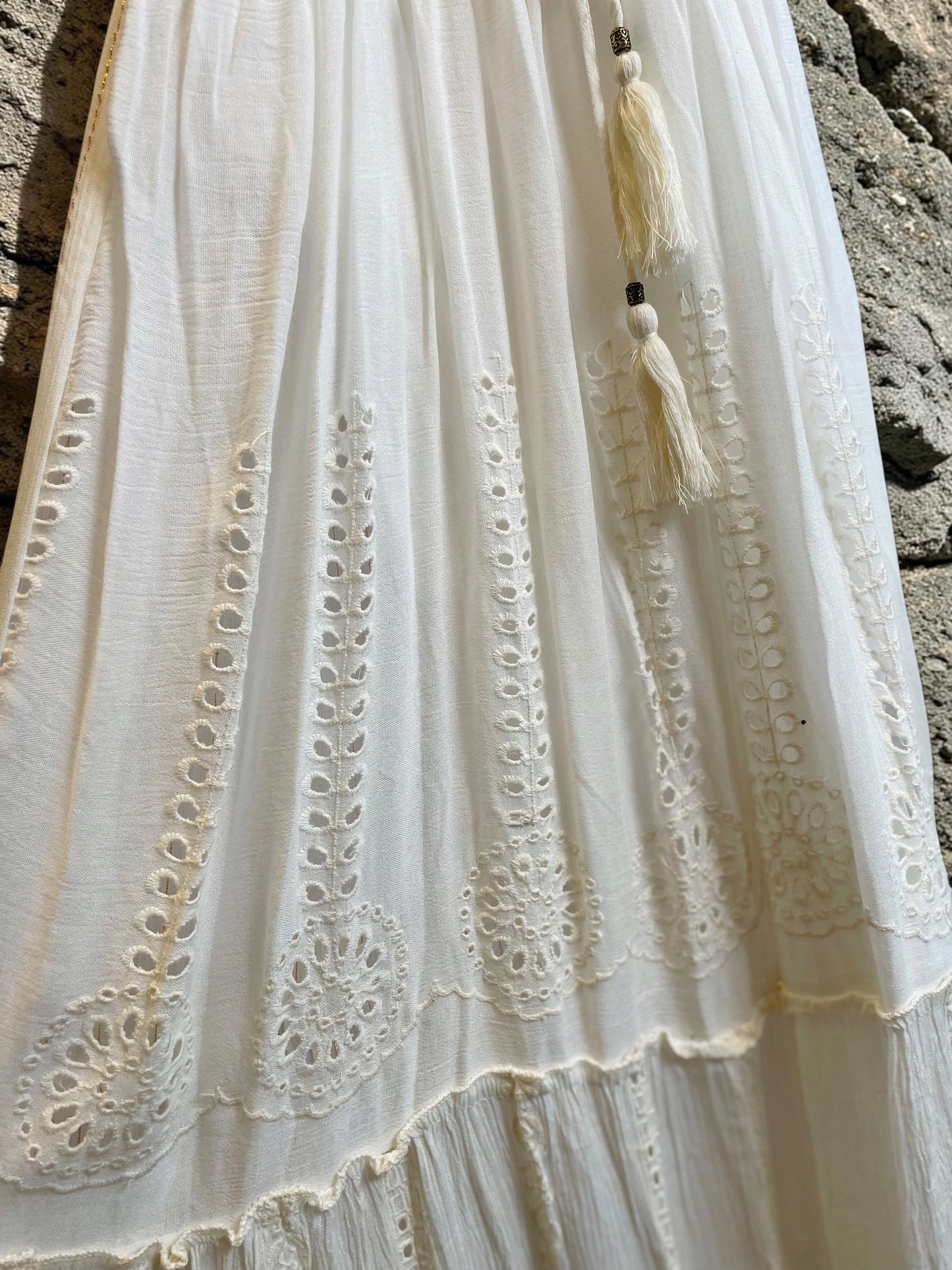 Bodenlanges Boho-Kleid mit Spaghettiträgern und Goldfäden