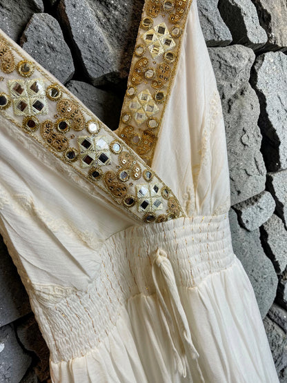Bodenlanges Boho-Kleid mit Spaghettiträgern und Goldfäden