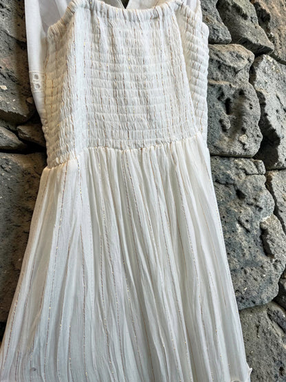 Bodenlanges Boho-Kleid mit Spaghettiträgern und Goldfäden