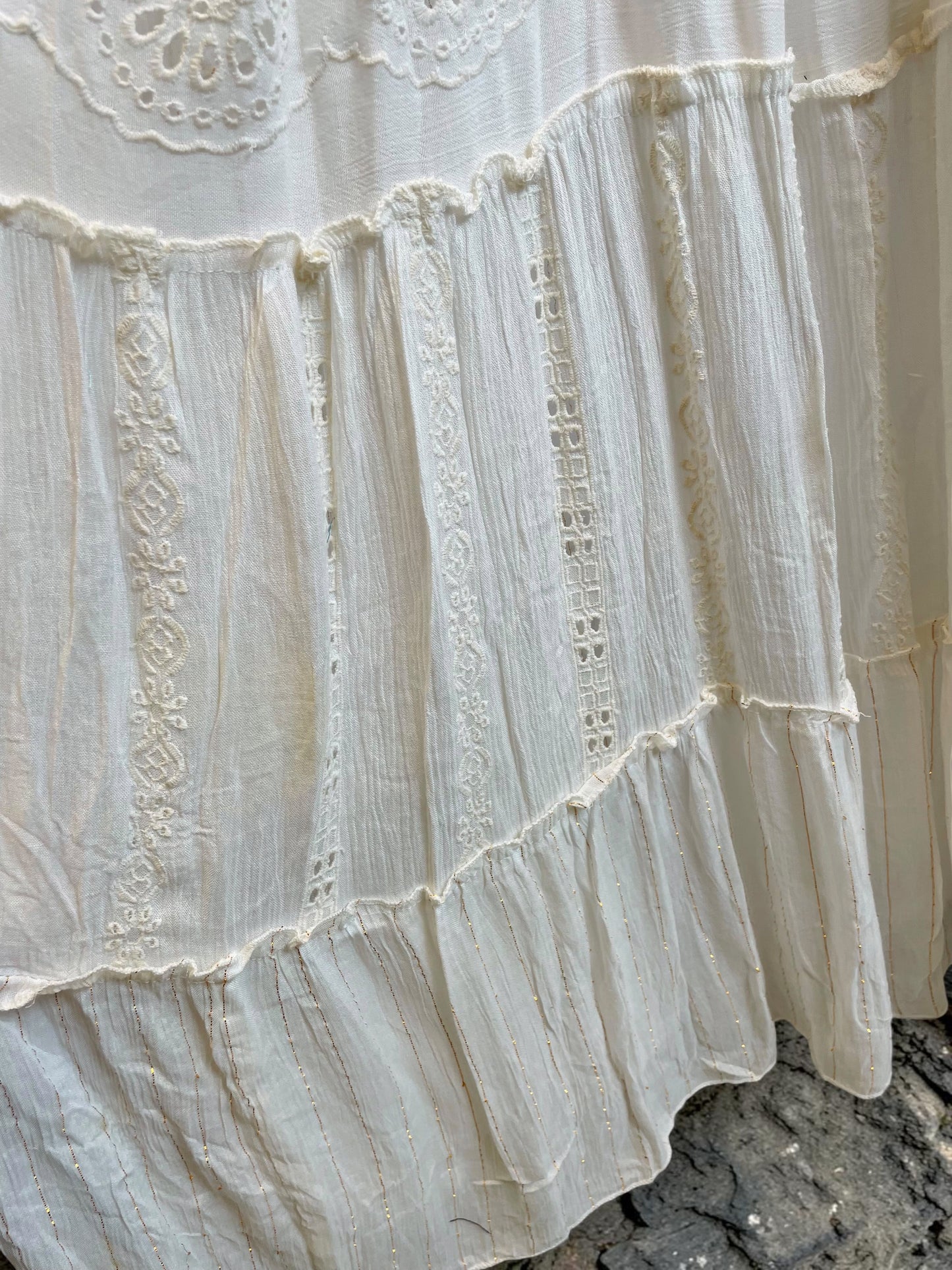 Bodenlanges Boho-Kleid mit Spaghettiträgern und Goldfäden