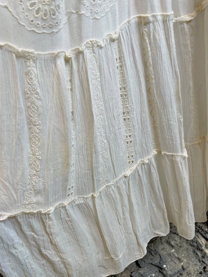 Bodenlanges Boho-Kleid mit Spaghettiträgern und Goldfäden