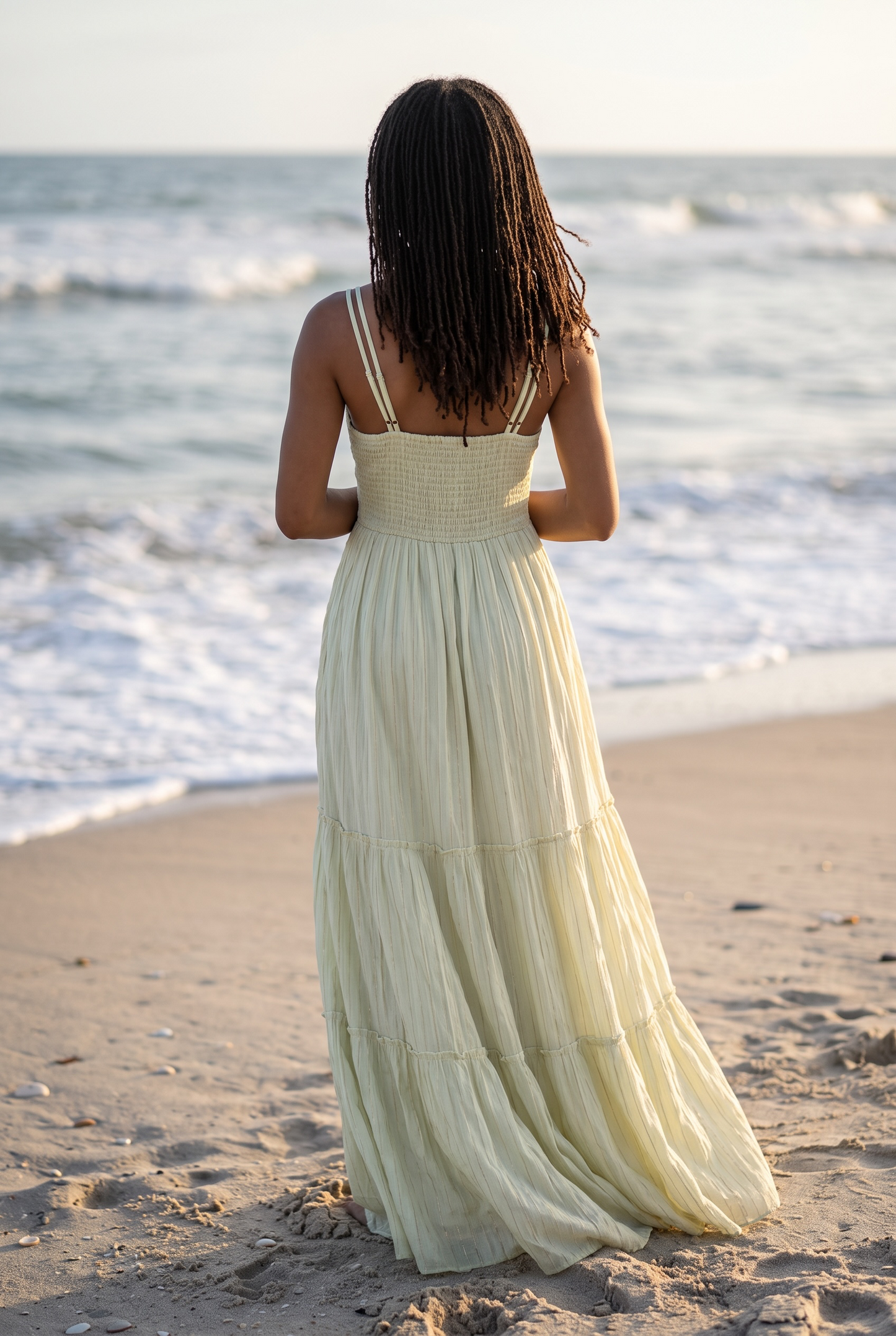 Bodenlanges Boho-Kleid mit Spaghettiträgern und Goldfäden