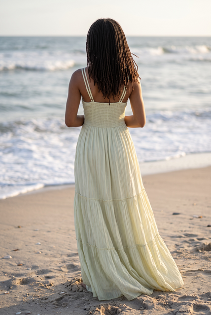 Bodenlanges Boho-Kleid mit Spaghettiträgern und Goldfäden