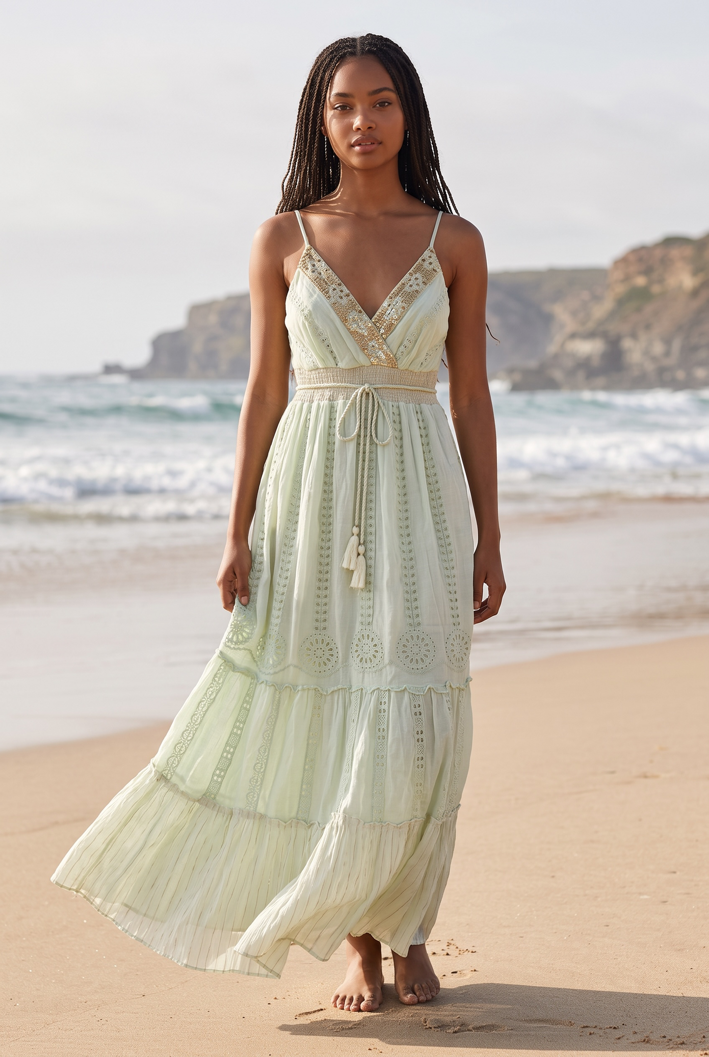 Bodenlanges Boho-Kleid mit Spaghettiträgern und Goldfäden