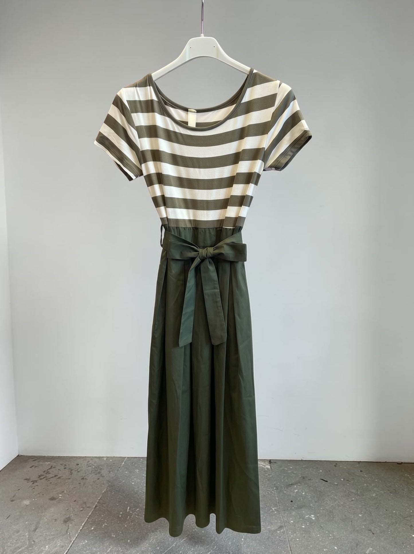 Langes Kurzarm-Viskosekleid - gestreiftes Oberteil