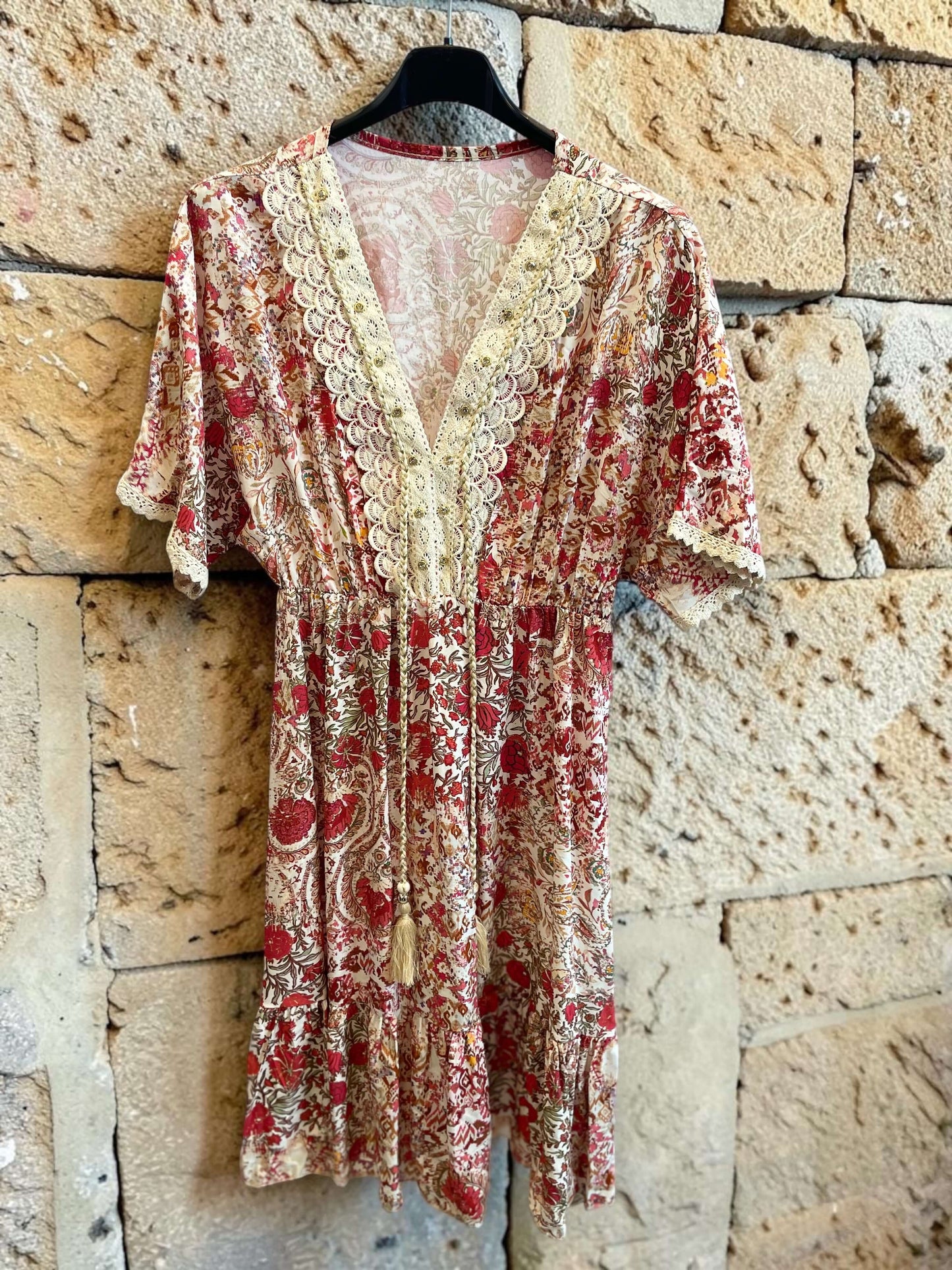 Kurzes Boho-Empirekleid mit Paisley-Print