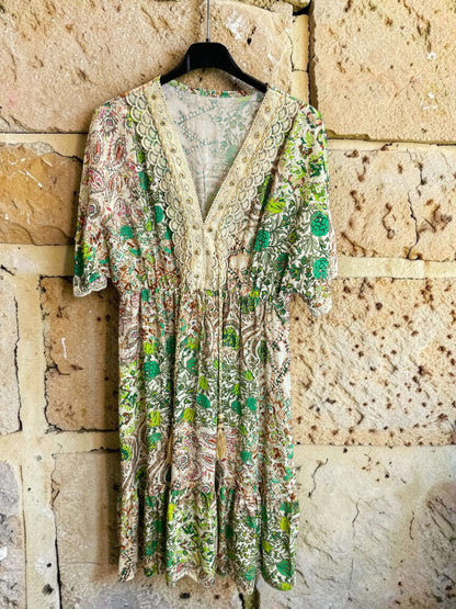 Kurzes Boho-Empirekleid mit Paisley-Print