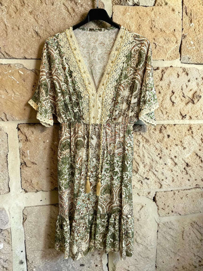 Kurzes Boho-Empirekleid mit Paisley-Print