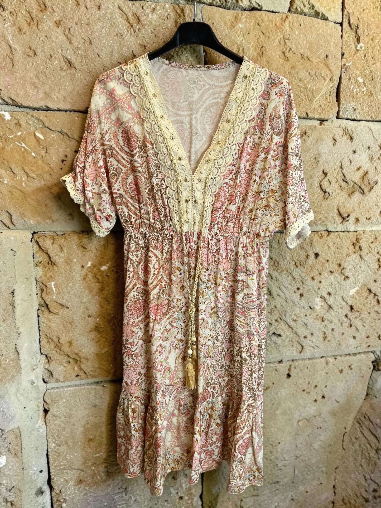 Kurzes Boho-Empirekleid mit Paisley-Print