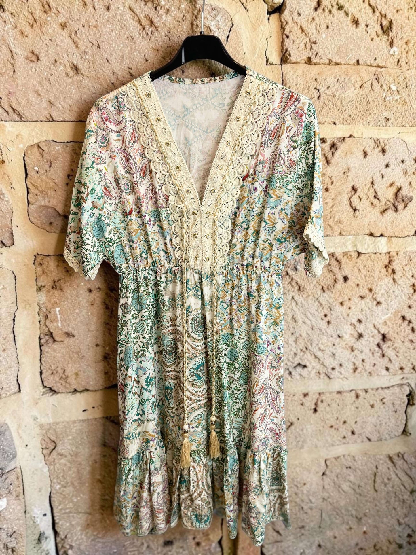 Kurzes Boho-Empirekleid mit Paisley-Print