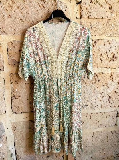Kurzes Boho-Empirekleid mit Paisley-Print
