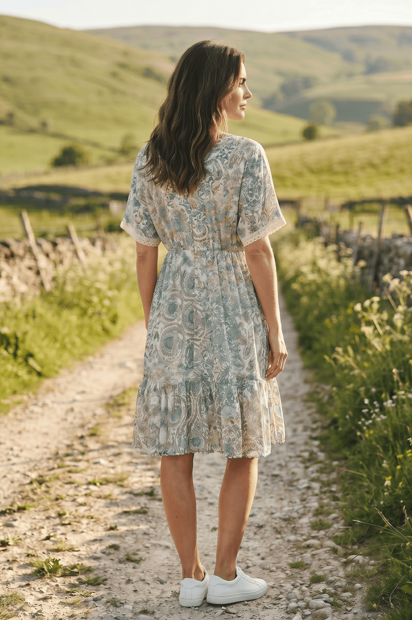 Kurzes Boho-Empirekleid mit Paisley-Print