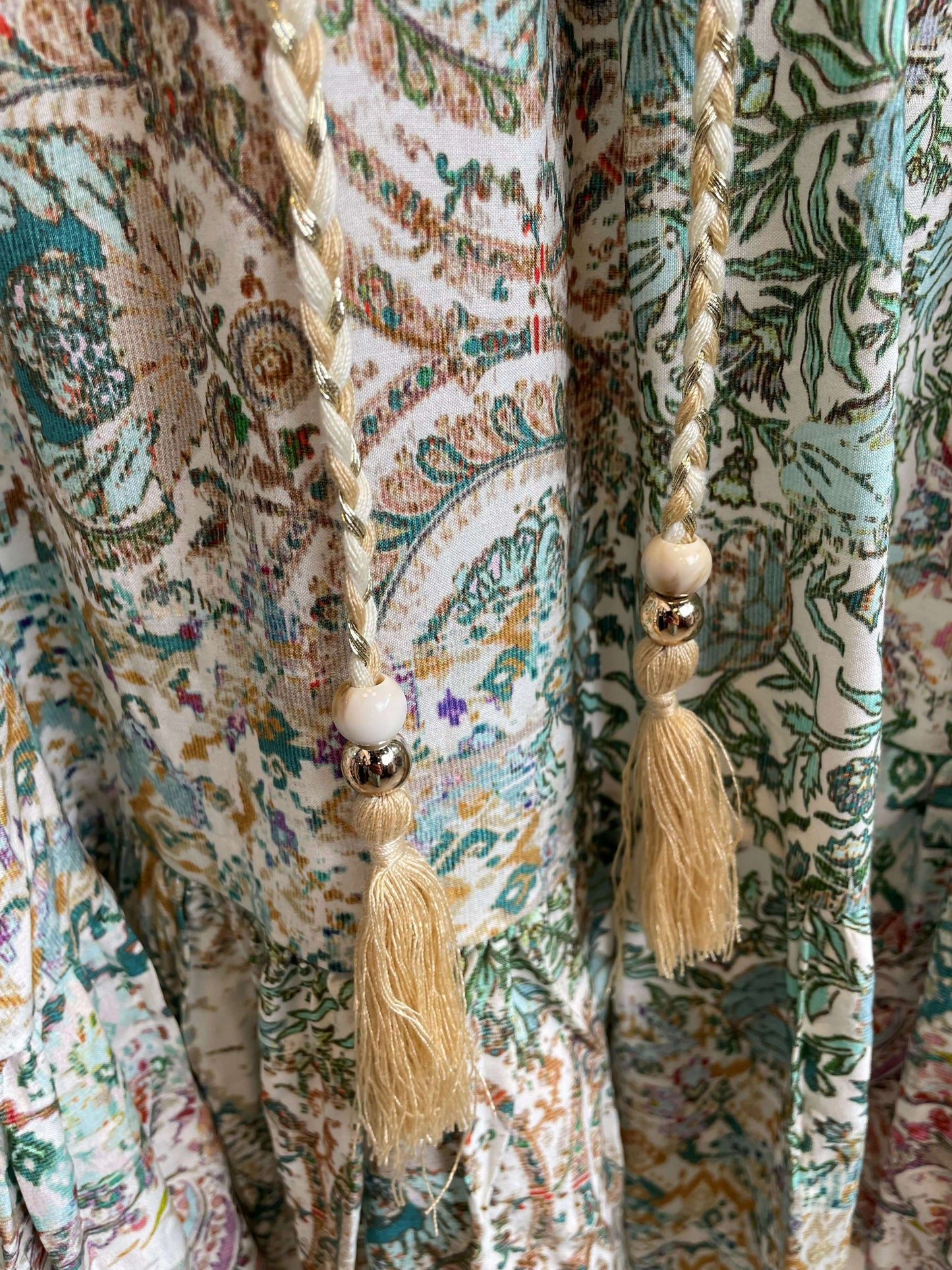 Kurzes Boho-Empirekleid mit Paisley-Print