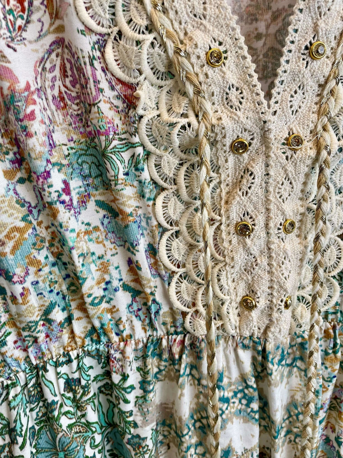 Kurzes Boho-Empirekleid mit Paisley-Print
