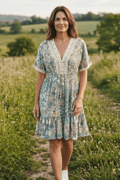 Kurzes Boho-Empirekleid mit Paisley-Print