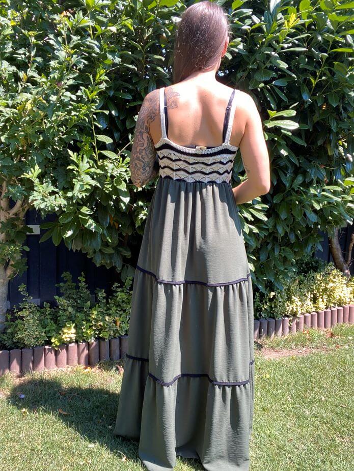 Olivgrünes Sommerkleid mit gehäkeltem Oberteil