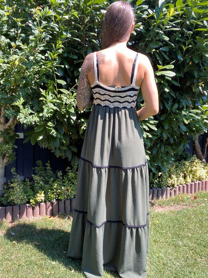 Olivgrünes Sommerkleid mit gehäkeltem Oberteil