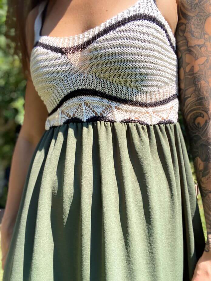 Olivgrünes Sommerkleid mit gehäkeltem Oberteil