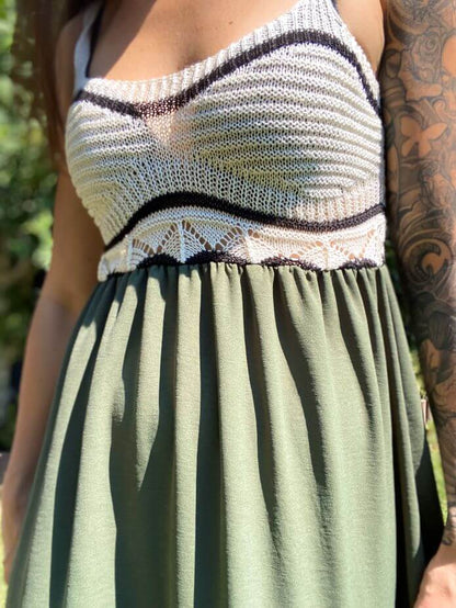 Olivgrünes Sommerkleid mit gehäkeltem Oberteil
