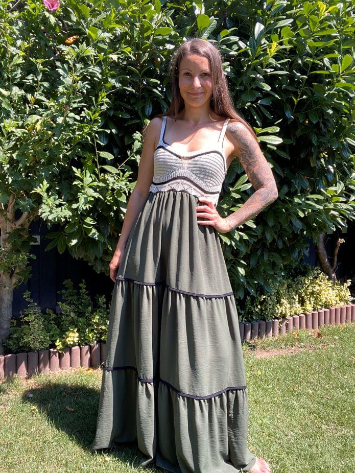 Olivgrünes Sommerkleid mit gehäkeltem Oberteil
