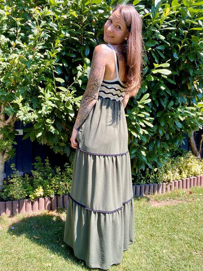 Olivgrünes Sommerkleid mit gehäkeltem Oberteil